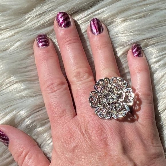 🟣 (2/$12) Fun silver stretch flower ring - One Size - Picture 1 of 13